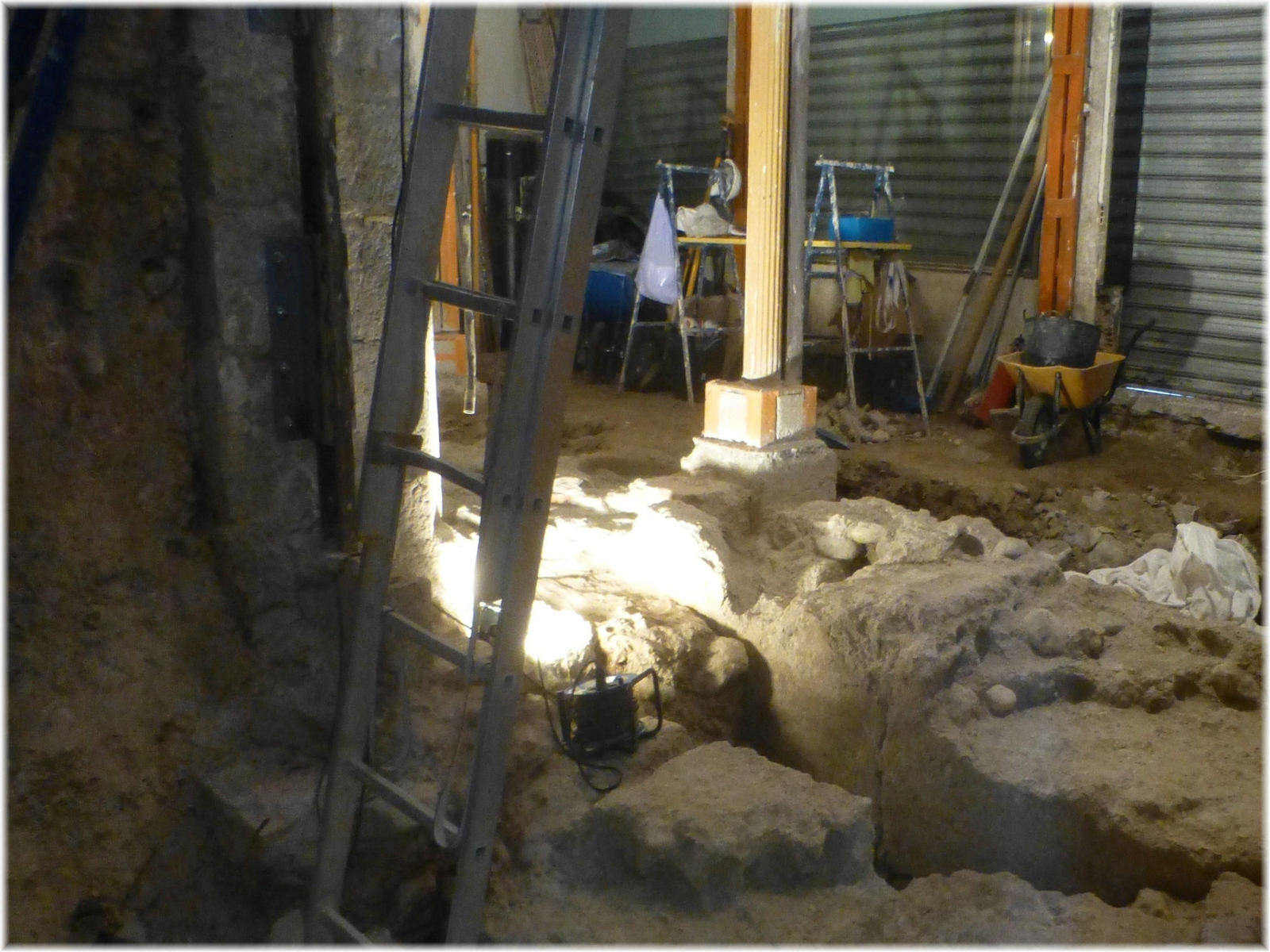 Las obras en el edificio dejaron al descubierto la muralla medieval.