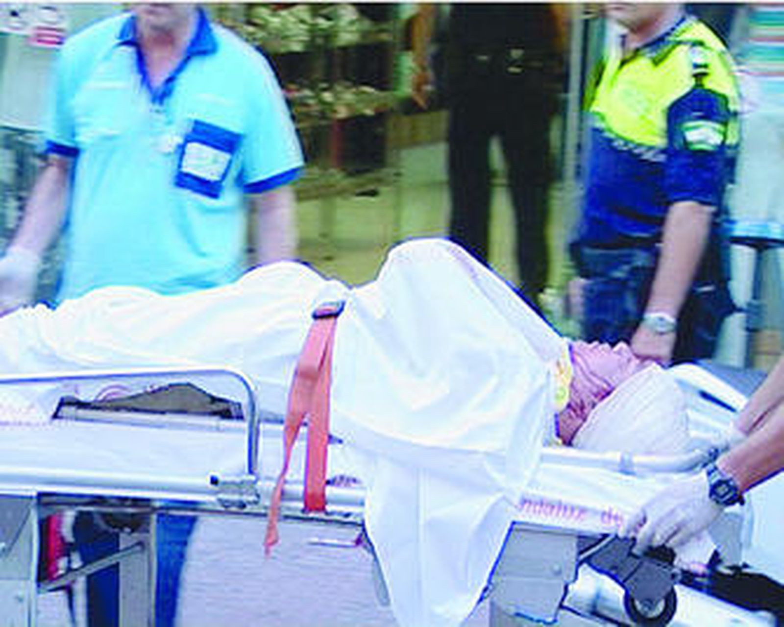 El empresario chino, en el momento en el que iba a ser trasladado al hospital.