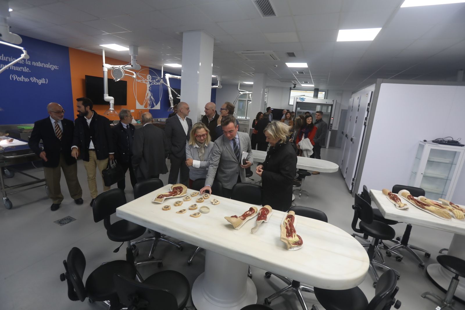 El rector de la UCA conversa con la directora del Departamento de Anatomía y Embriología Humana en la nueva Sala de Disección.