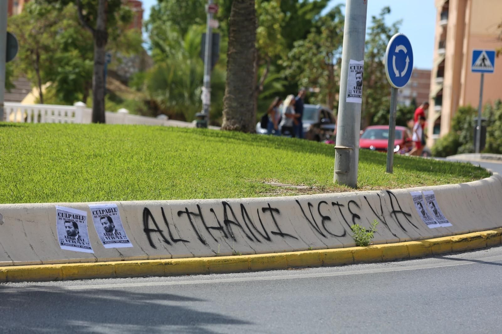 Empapelan la rotonda de Al-Thani y aparecen nuevas pintadas