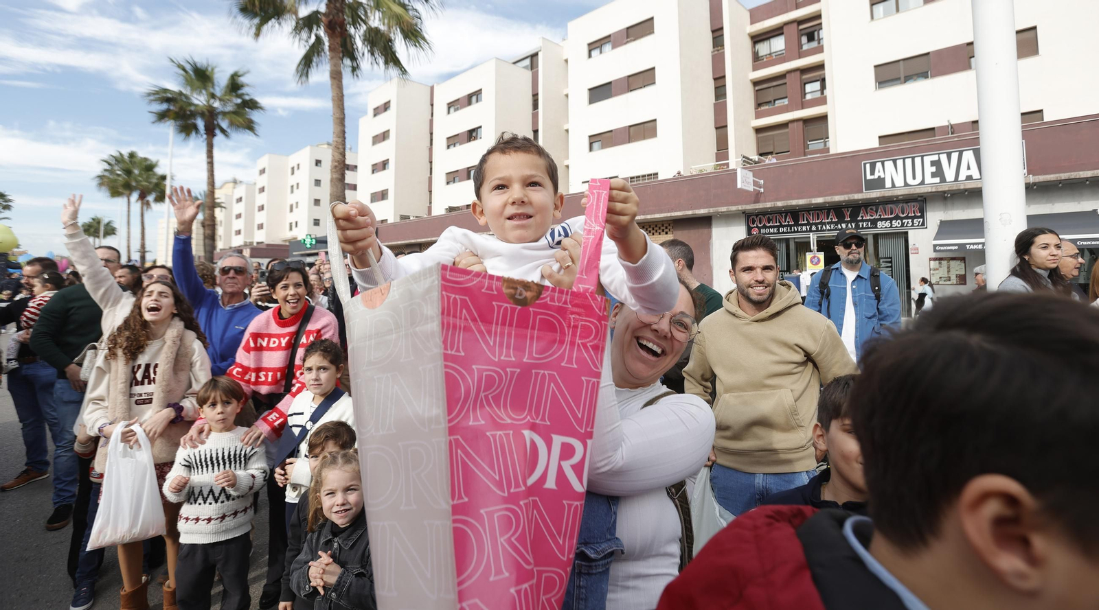 Fotos de la cabalgata de Reyes Magos 2025 en La Línea