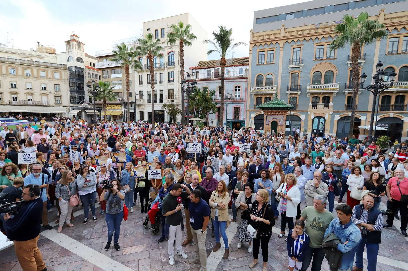 Imágenes de la concentración en defensa de la llegada del AVE a Huelva