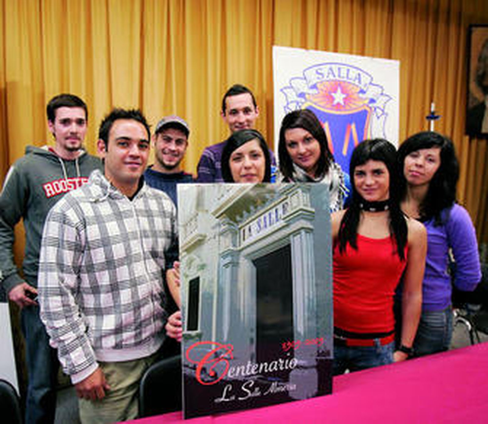Alumnos de La Salle junto al cartel del Centenario.