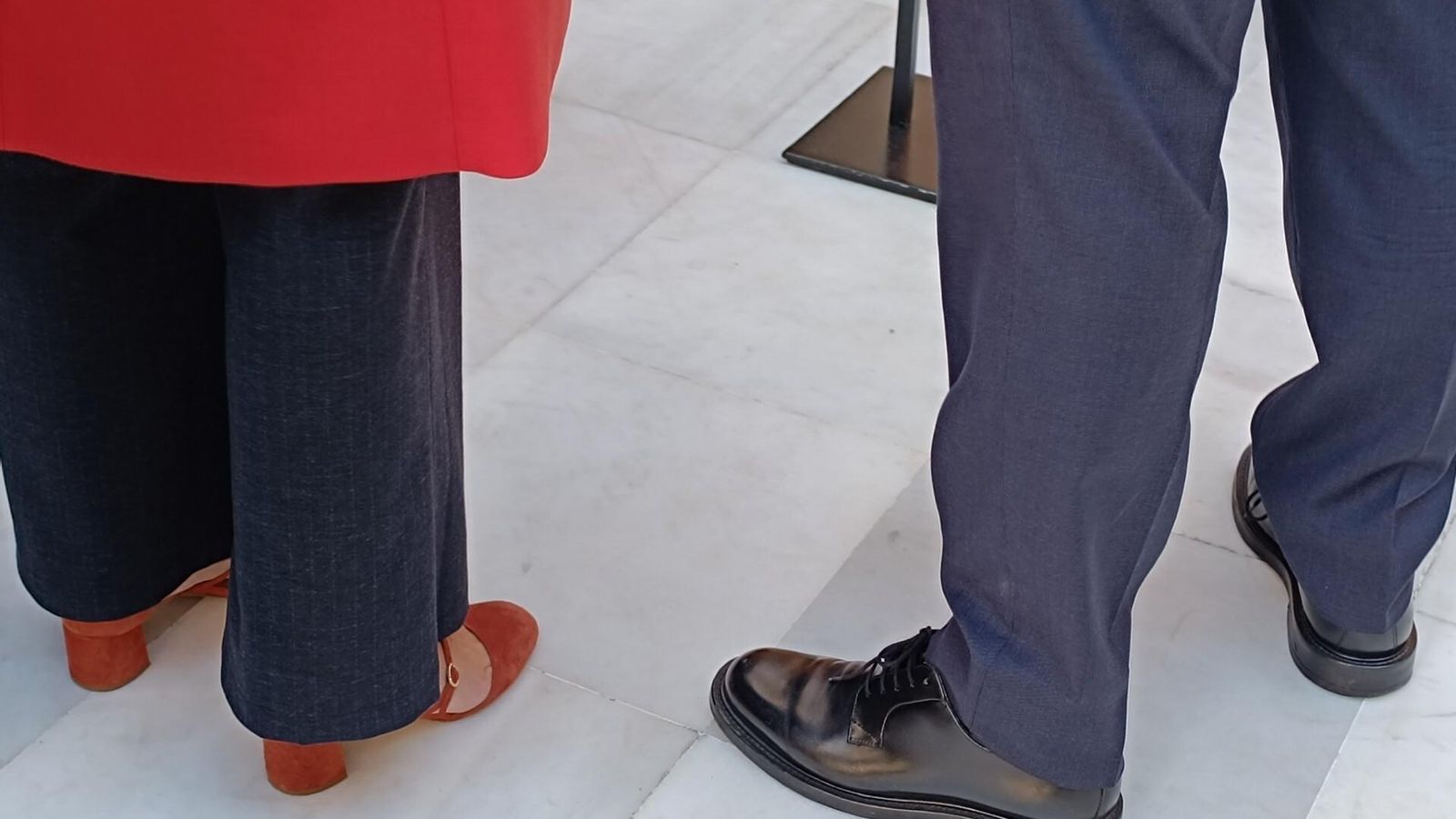 Los zapatos rojos y descubiertos de la ministra de Vivienda y Agenda Urbana.