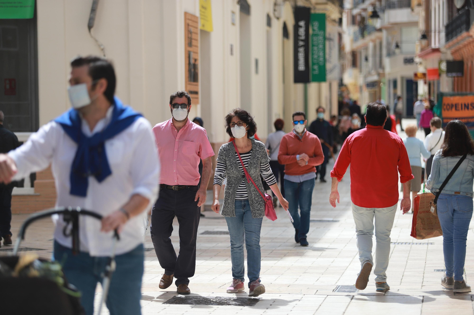 Onubenses por una calle del centro.
