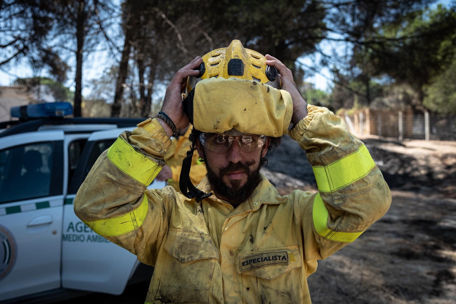 Imágenes de las labores de extinción del incendio de Bonares