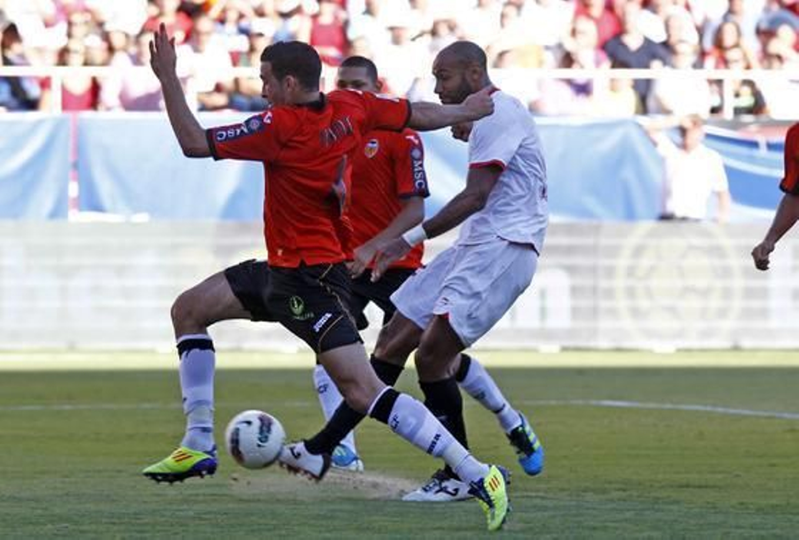 Kanoute lanza a puerta en el gol sevillista. / Antonio Pizarro