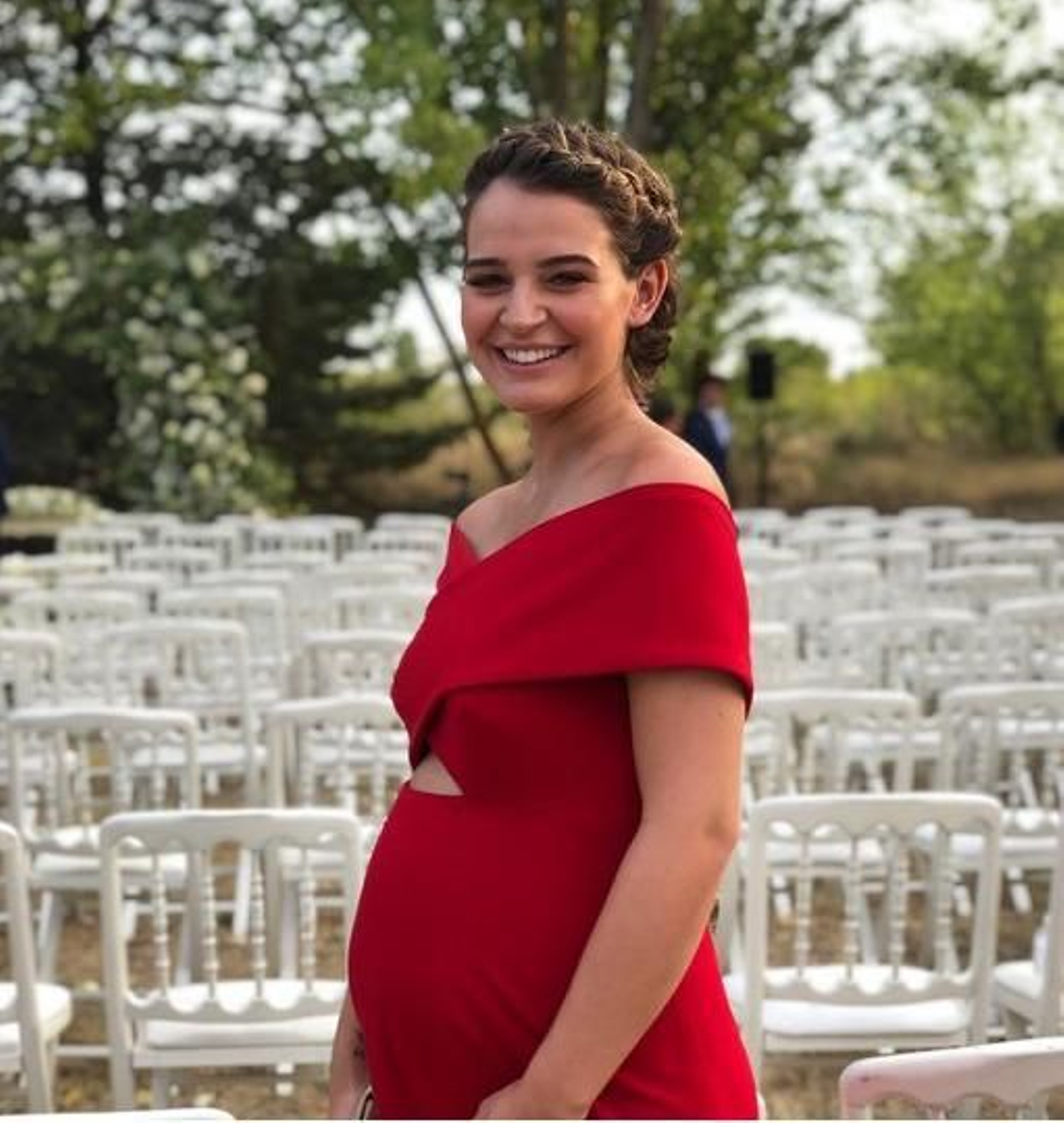 Laura Escanes embarazada con un perfecto look de invitada.