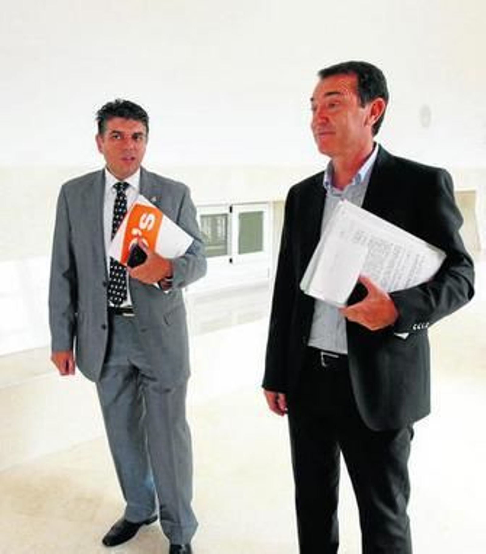 Miguel Cazorla y Juan Carlos Pérez Navas a la salida del primer Pleno de esta legislatura.