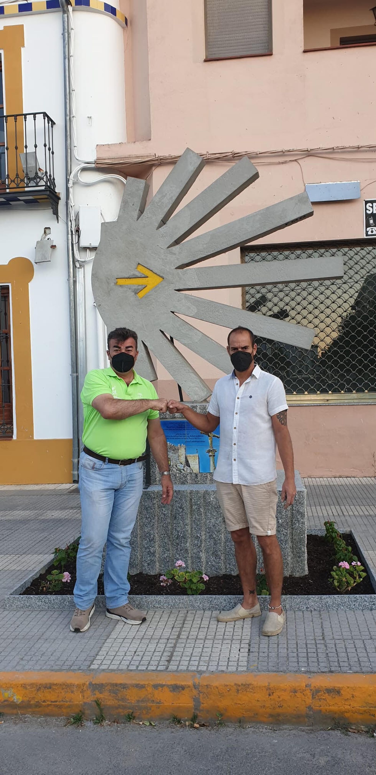 Antonio Plaza, alcalde de Santa Olalla del Cala, junto al artista local Floren Mateos Nuñez