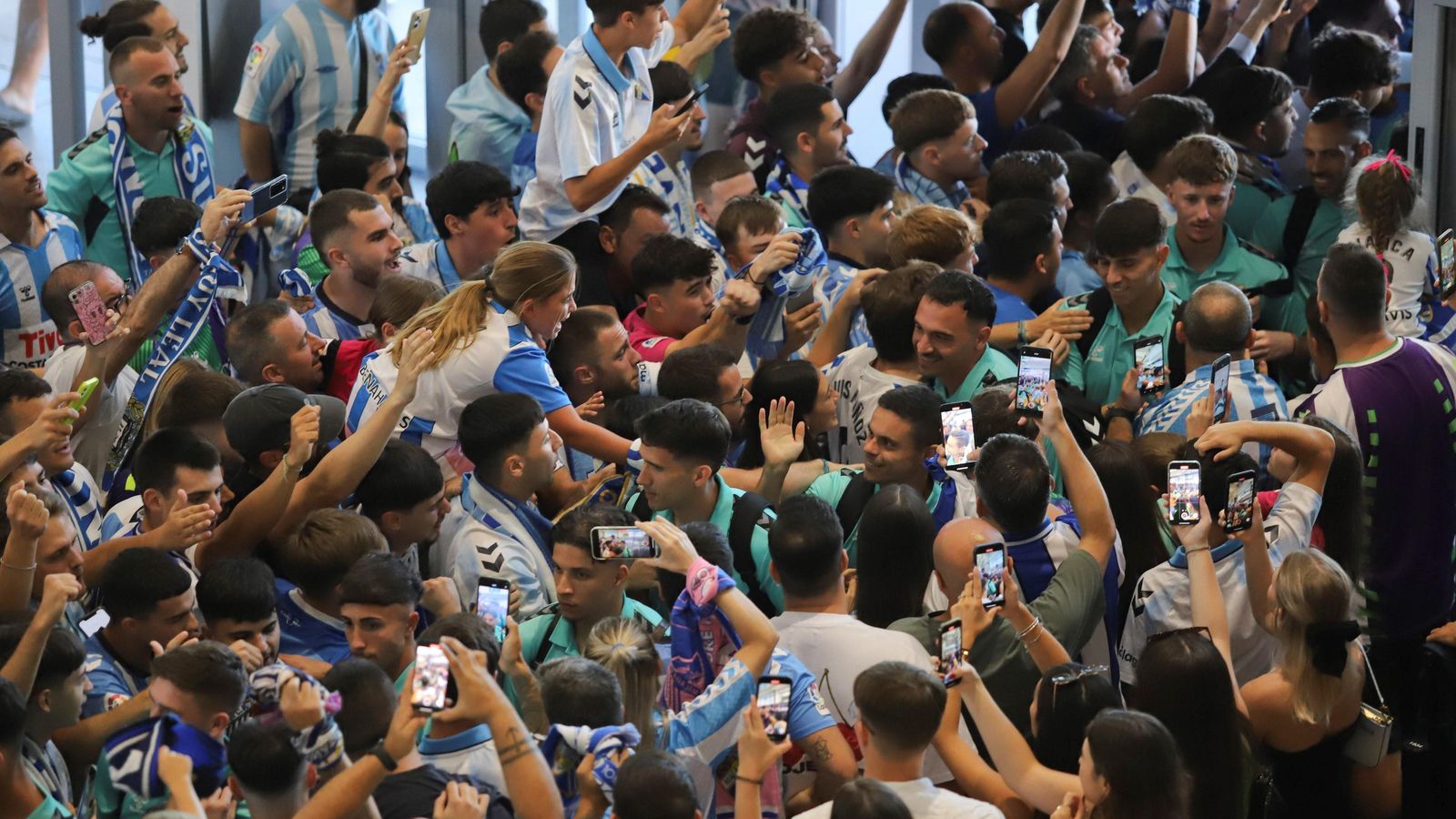 Las fotos de la afición despidiendo al Málaga en el aeropuerto antes de ir a Tarragona