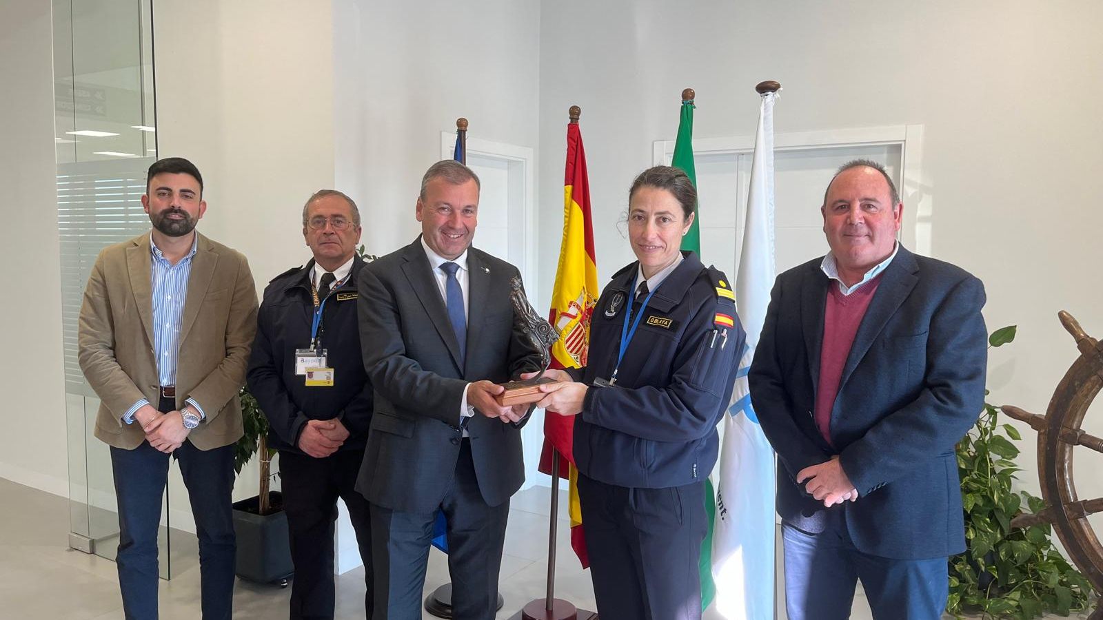 Momento de la entrega del galardón por parte de una representante de la Armada a Rafael Fernández, propietario de la empresa Bayport