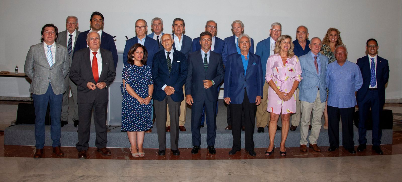 Los galardonados por cumplir sus 50 años de colegiación junto al presidente y otros miembros de la junta de gobierno.