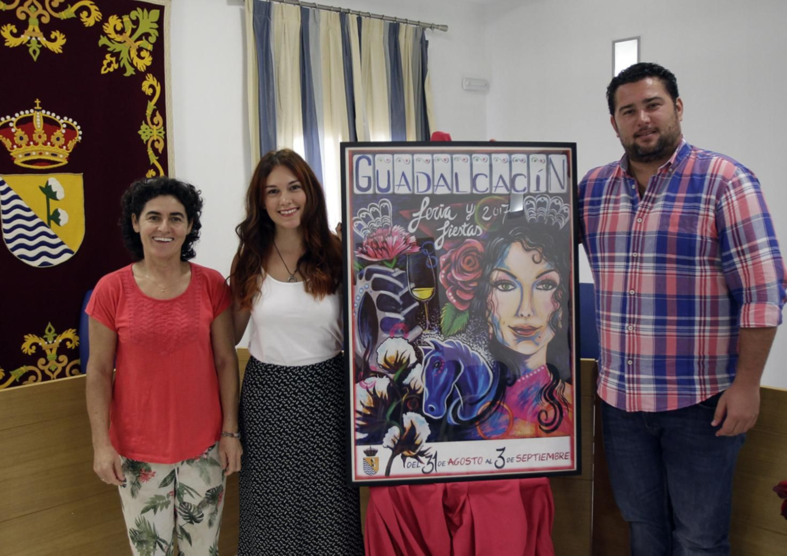 La alcaldesa de Guadalcacín, Nieves Mendoza, la autora del cartel, Isabel Cárdenas y el delegado de Fiestas, Salvador Ruiz.