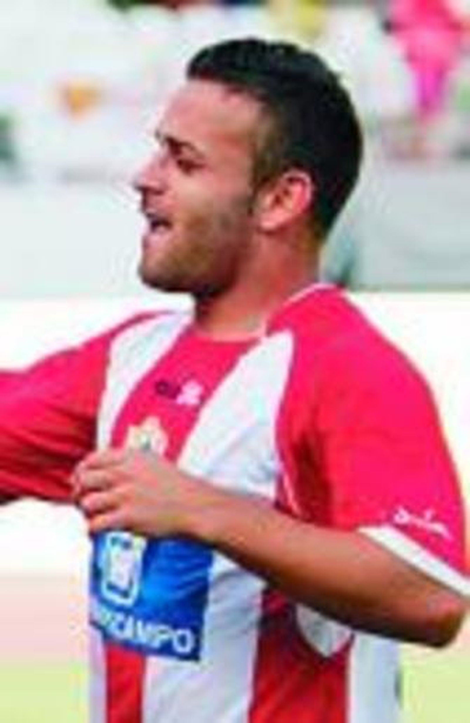 Odonkor celebra su gol levantando los brazos hacia el cielo, con Capi mirándolo a unos metros.