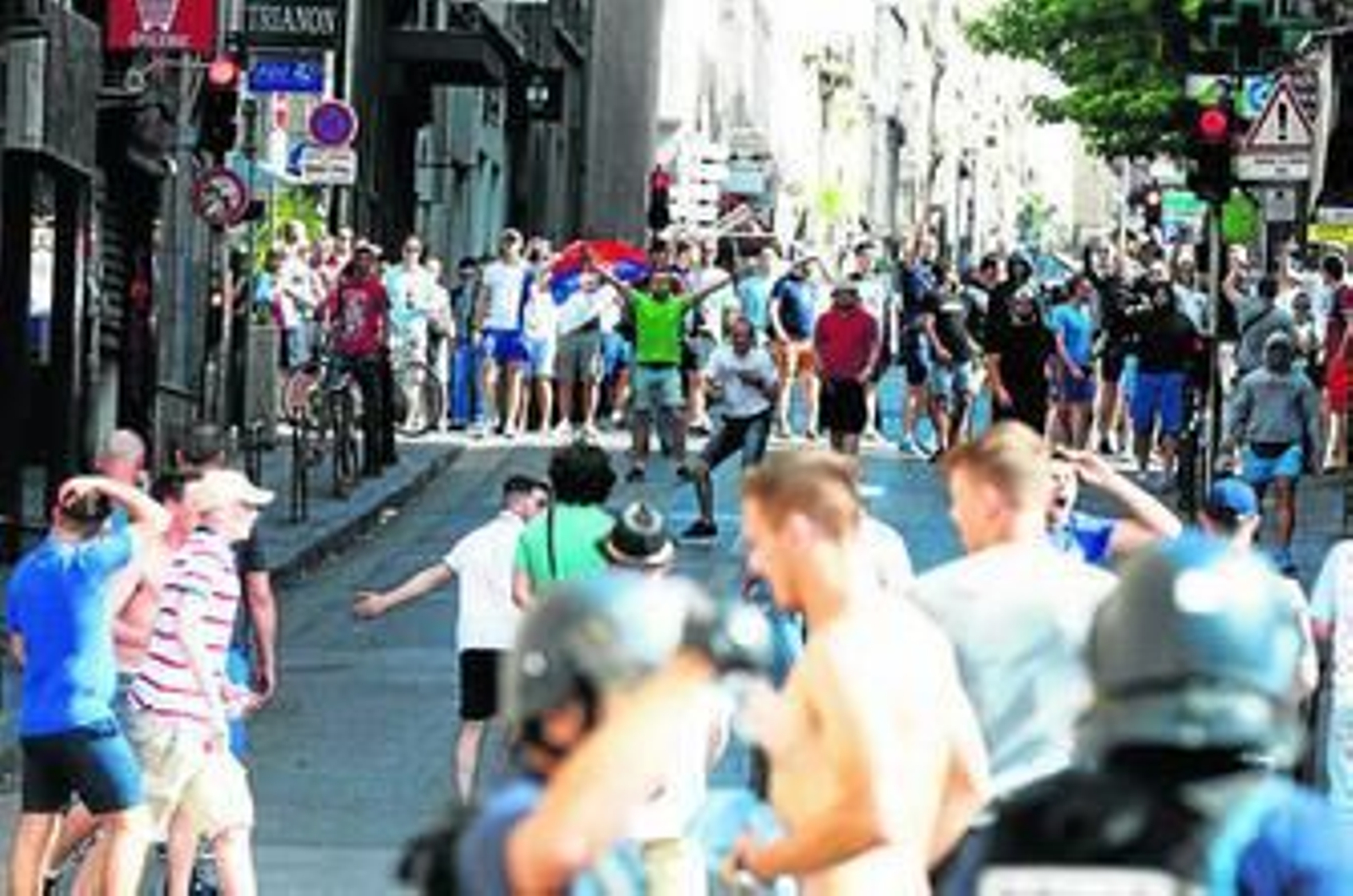 Aficionados rusos se enfrentan con otros ingleses en Marsella.