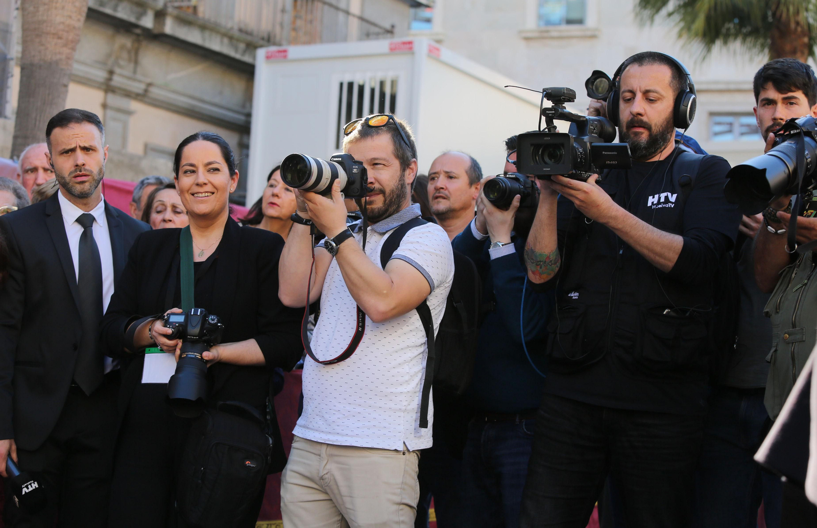 Ambiente  para recibir a la Legión en las calles de Huelva