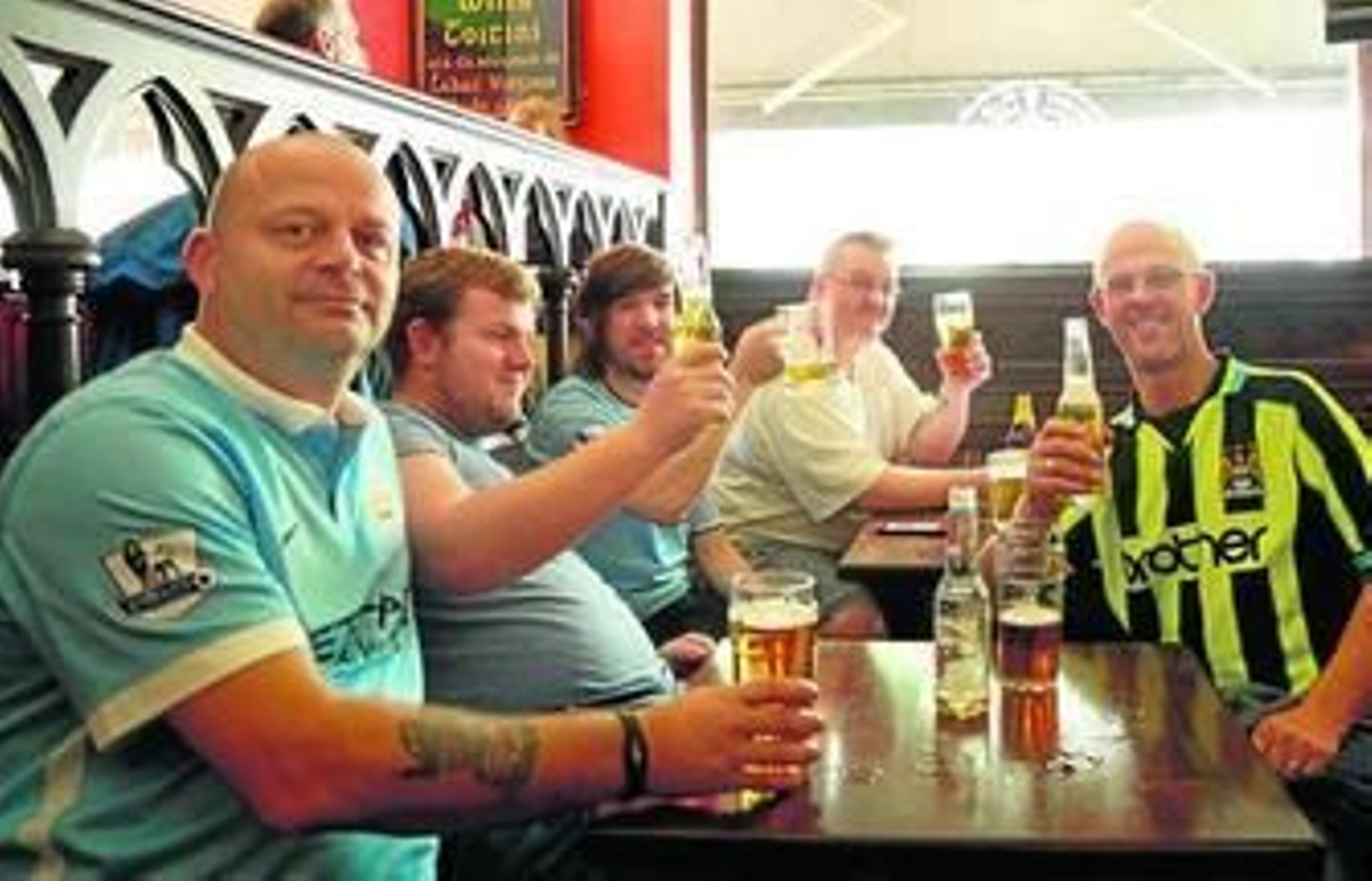 Un grupo de aficionados del Manchester City abrevan en el pub O'Neills de la calle Adriano, durante la previa del partido de esta tarde.