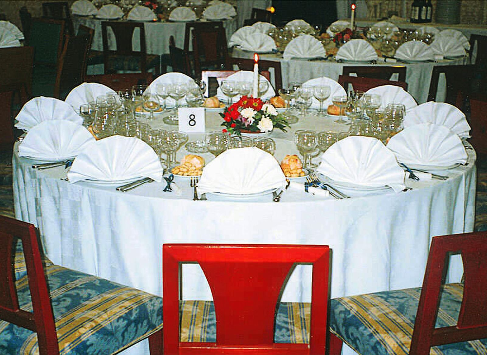 Mesa preparada para un convite nupcial.