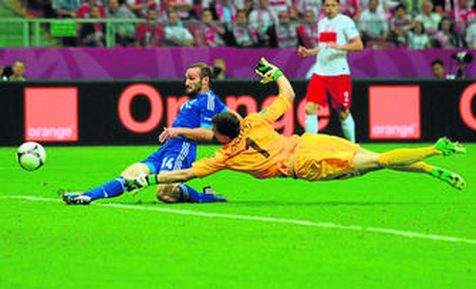Salpingidis empuja el balón a la red haciendo inútil la estirada del portero polaco Szczesny.