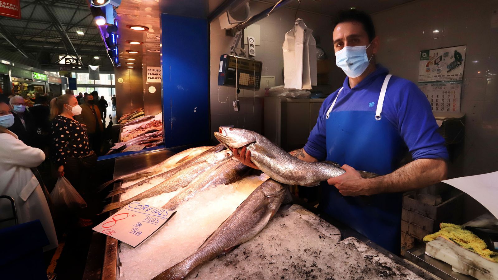 Isaac, de Pescados Márquez, sostiene una de las corvinas que le quedan por vender.
