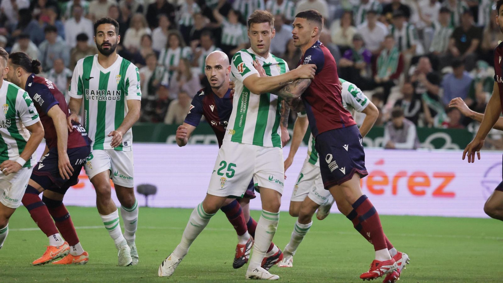 Gabriele Corbo pugna con un jugador del Levante en su estreno con el Córdoba CF.