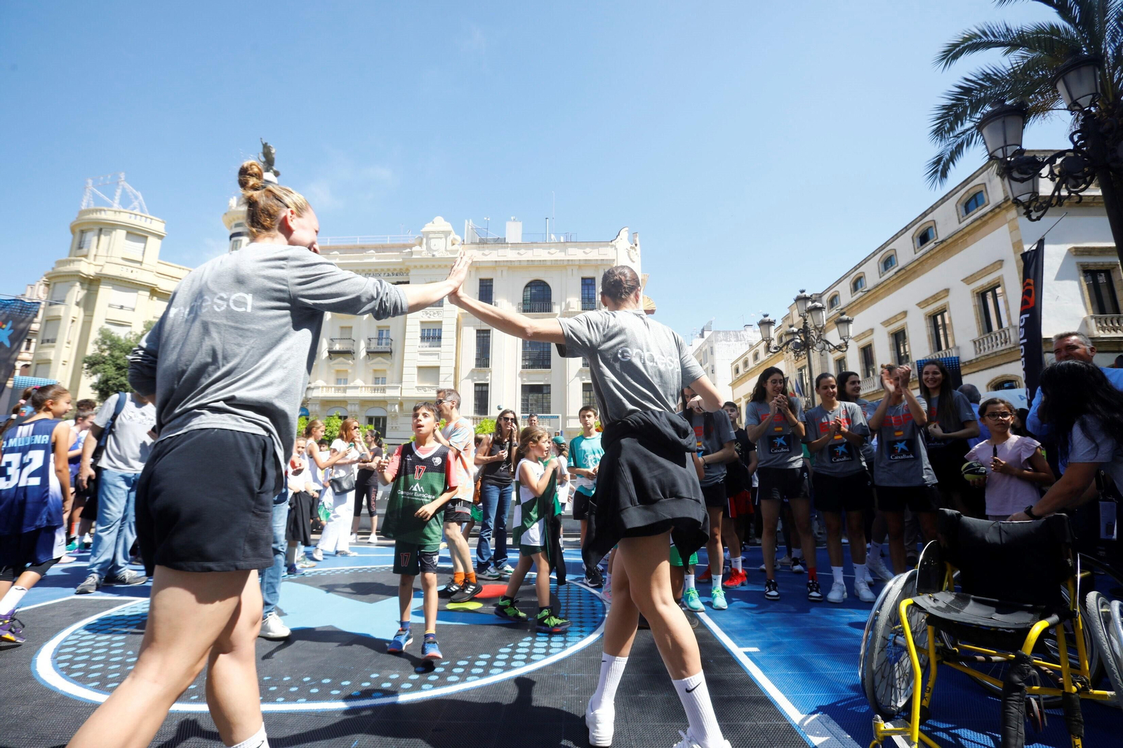La selección española femenina de baloncesto visita la pista de 3x3 ubicada en Las Tendillas