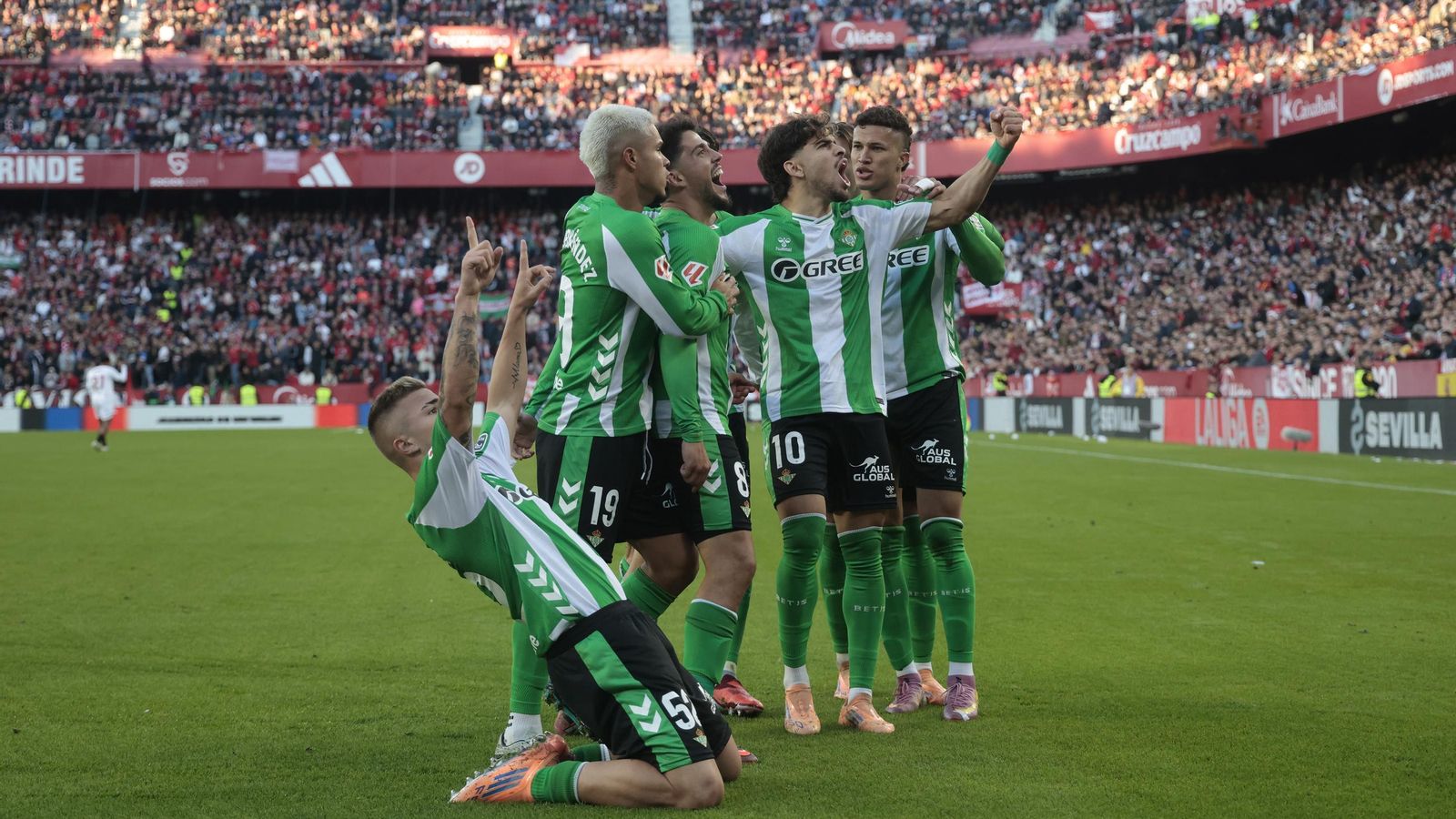 Los jugdores del Betis celebran el 0-1 de Fornals.
