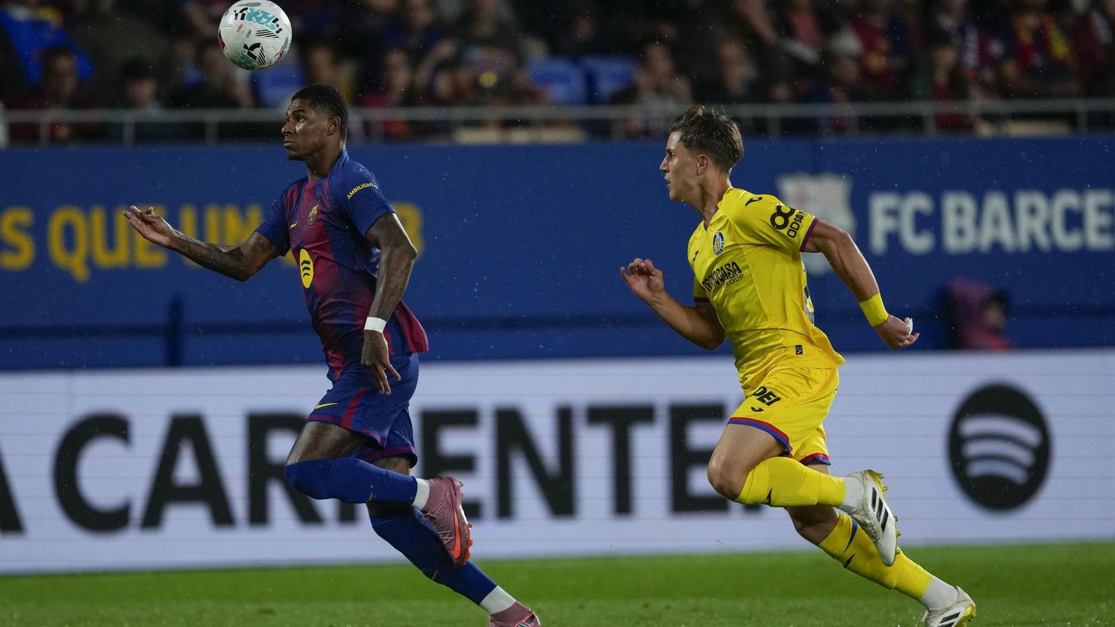 Marcus Rashford lucha con Davinchi durante el partido en el Estadi Johan Cruyff.