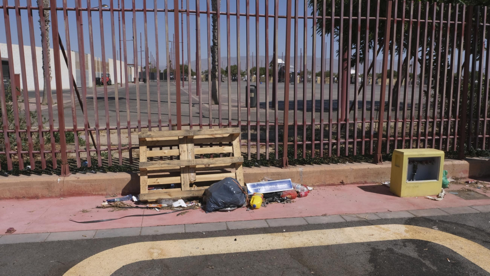 Fotos de la basura acumulada en el aparcamiento de los feriantes en la Vega de Acá