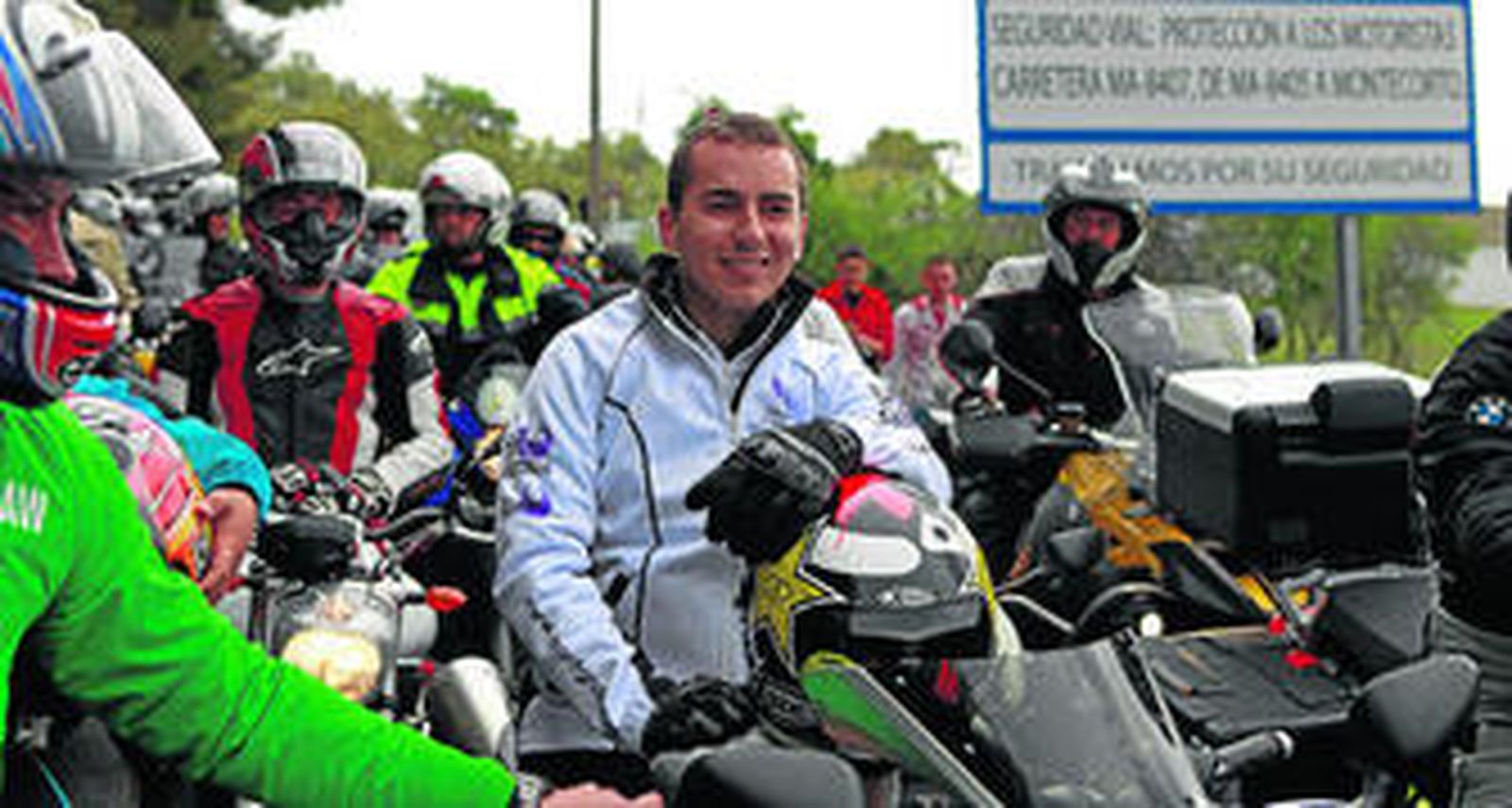 Jorge Lorenzo, sobre su moto, ayer, en la prueba del tramo de la carretera de Montecorto.