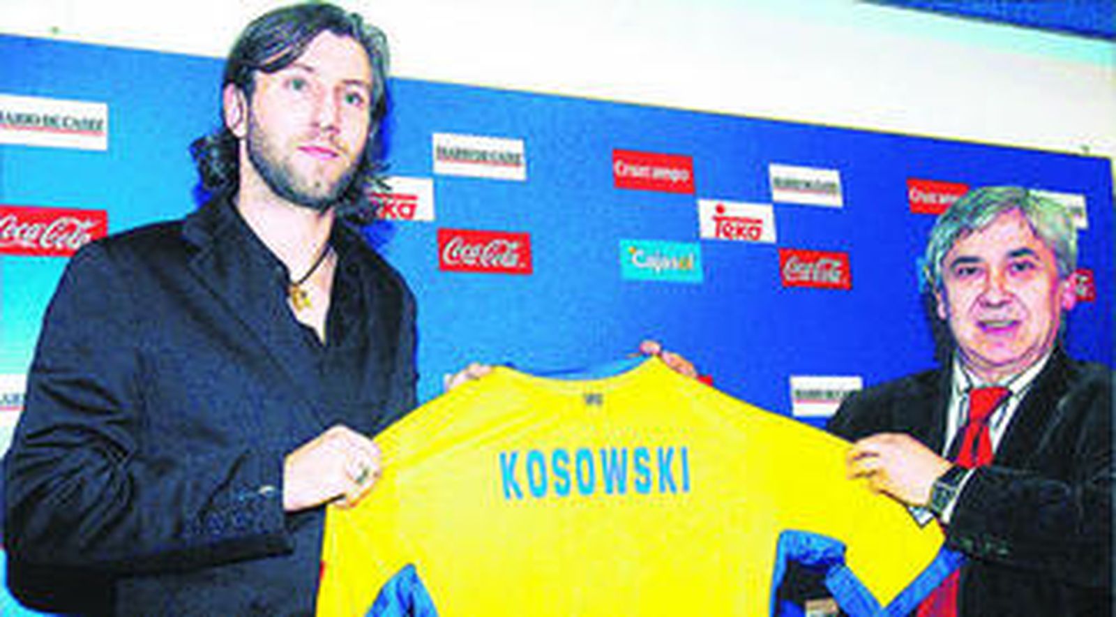 Kamil Kosowski sujeta la camiseta del Cádiz junto a Antonio Muñoz el día de su presentación, en enero de 2008.