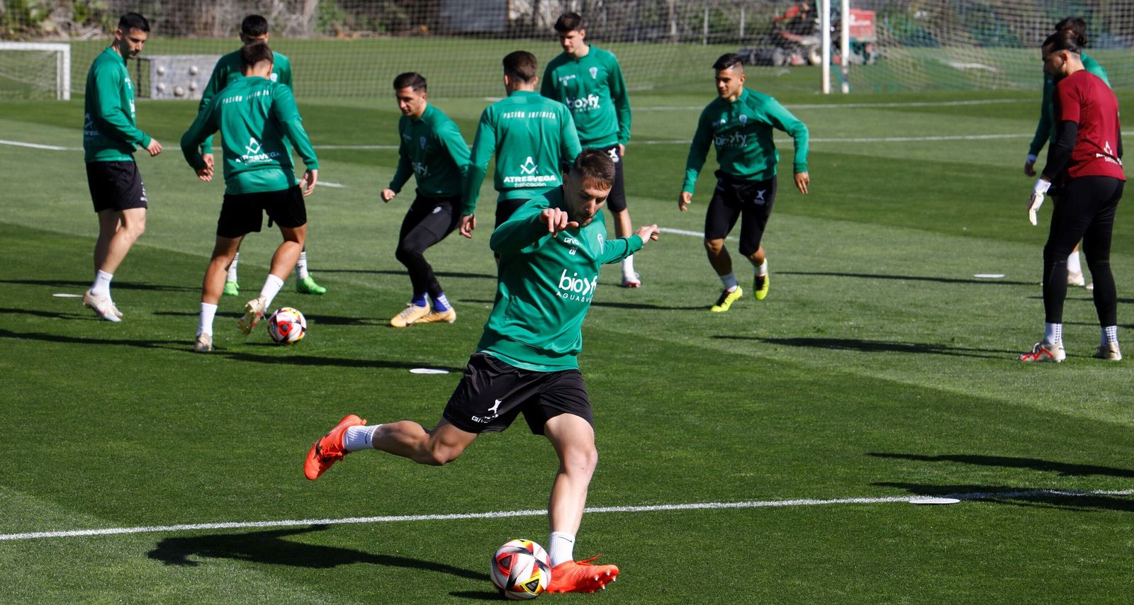 Antonio Casas golpea el balón en un entrenamiento del Córdoba CF.