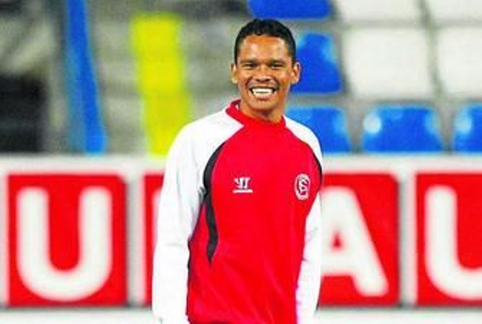 Bacca sonríe durante un entrenamiento del Sevilla.