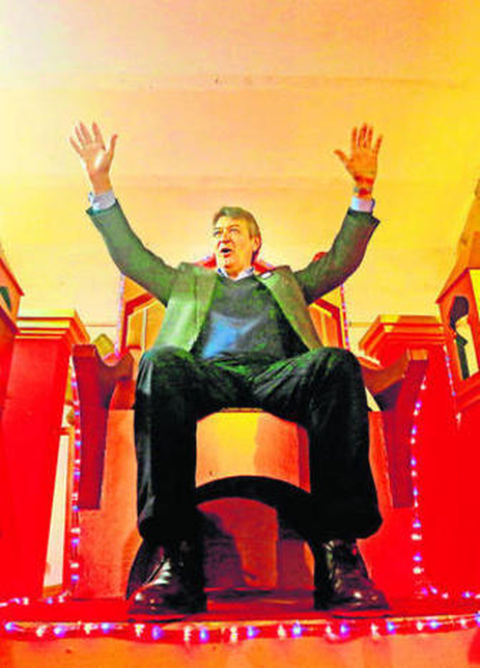 César Saldaña en el trono de su carroza, ayer en el Taller de Fiestas.