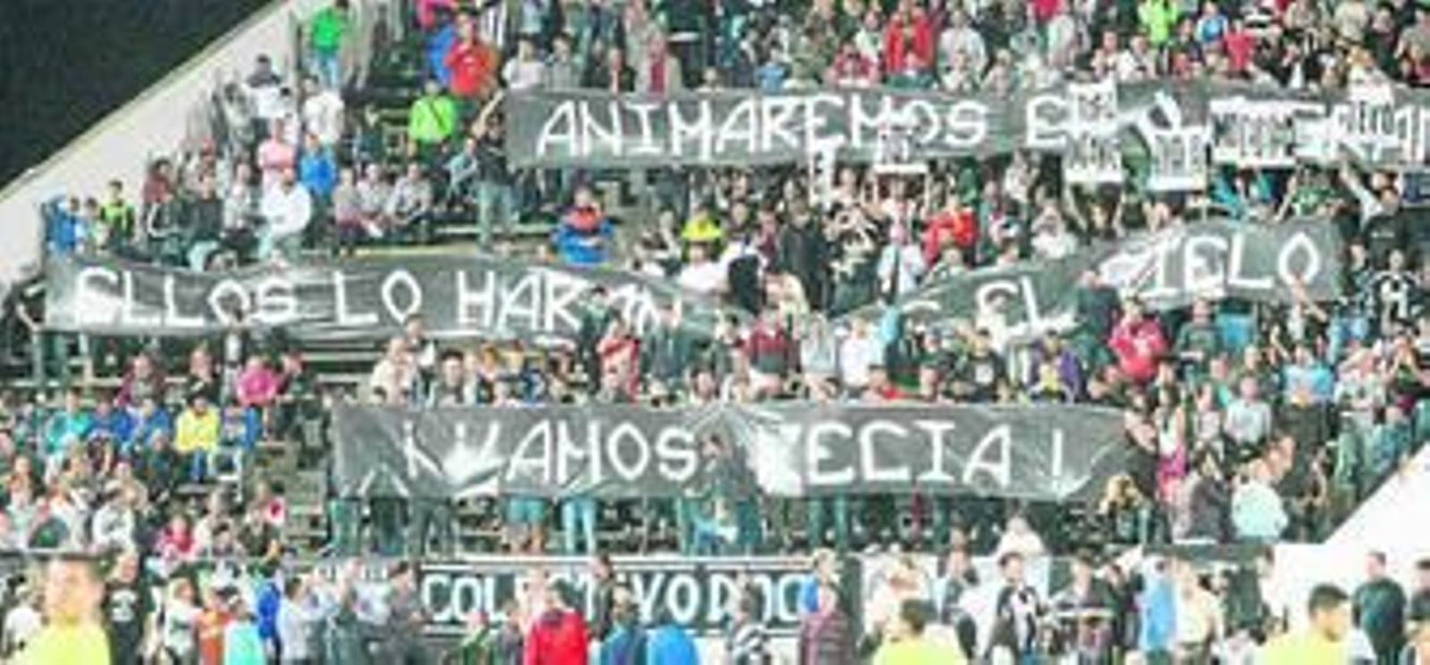 Integrantes del Colectivo Doce extienden un mensaje durante un partido en el Municipal.