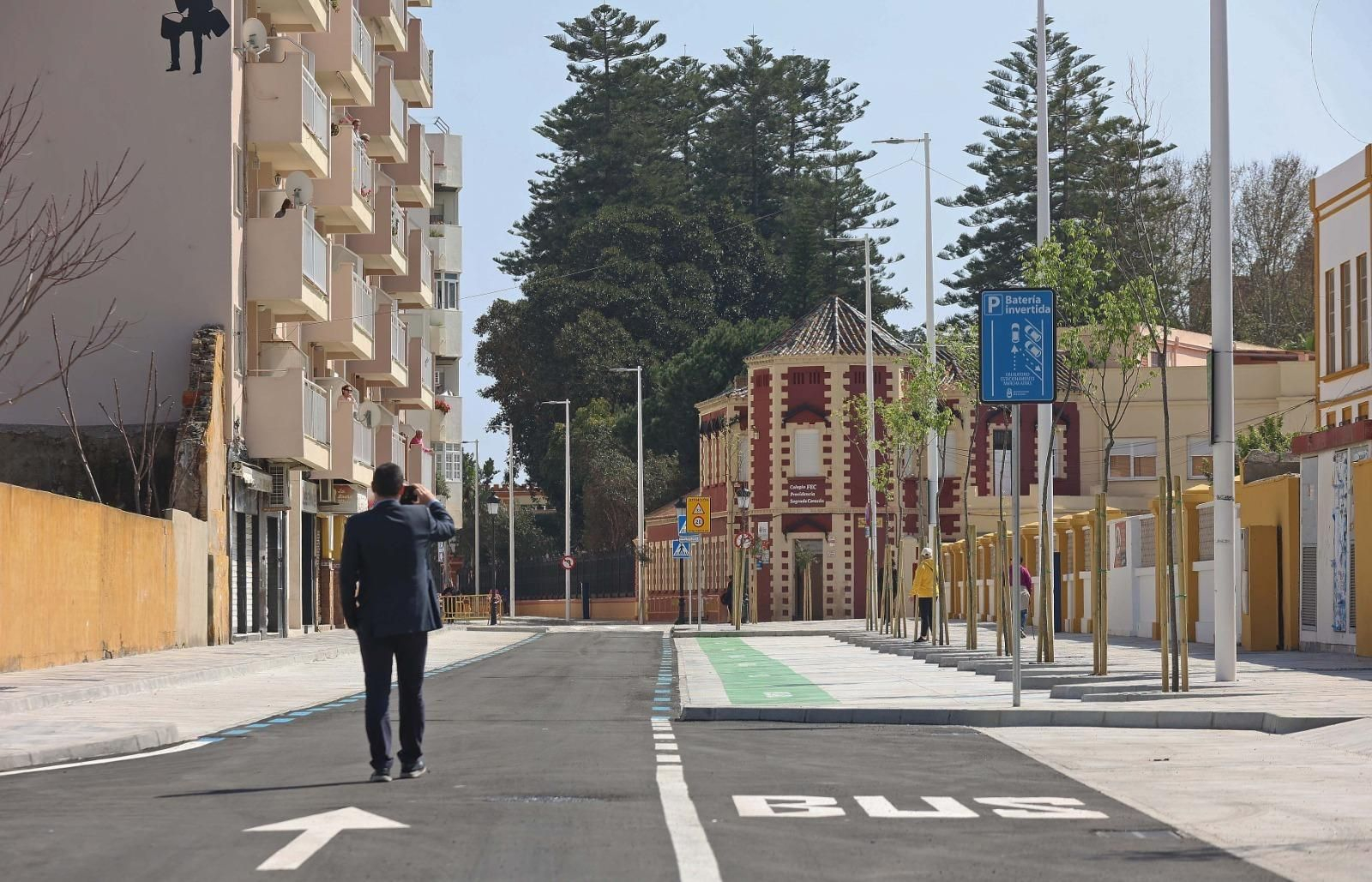 Juan Franco, de espaldas, fotografía la avenida de España. Juan Franco, de espaldas, fotografía la avenida de España.