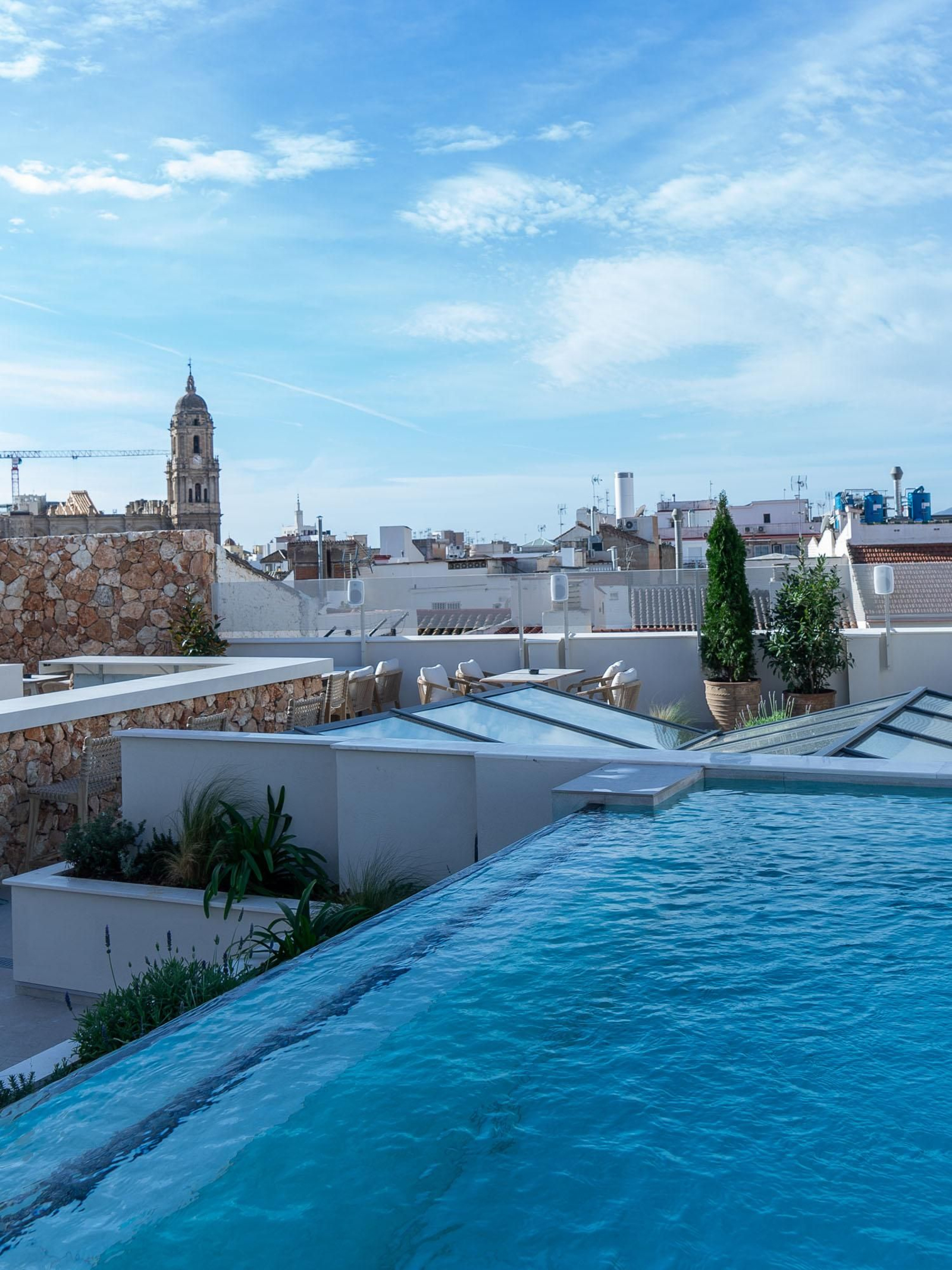 La terraza y la piscina del hotel, con vistas a la Catedral. La terraza y la piscina del hotel, con vistas a la Catedral.