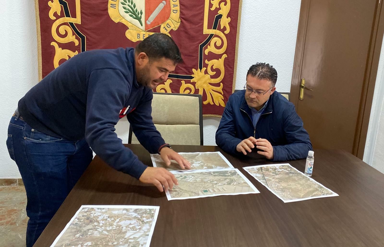 José Carlos Luión, ayer en el Ayuntamiento junto con un técnico municipal planificando las rutas de desinfección.