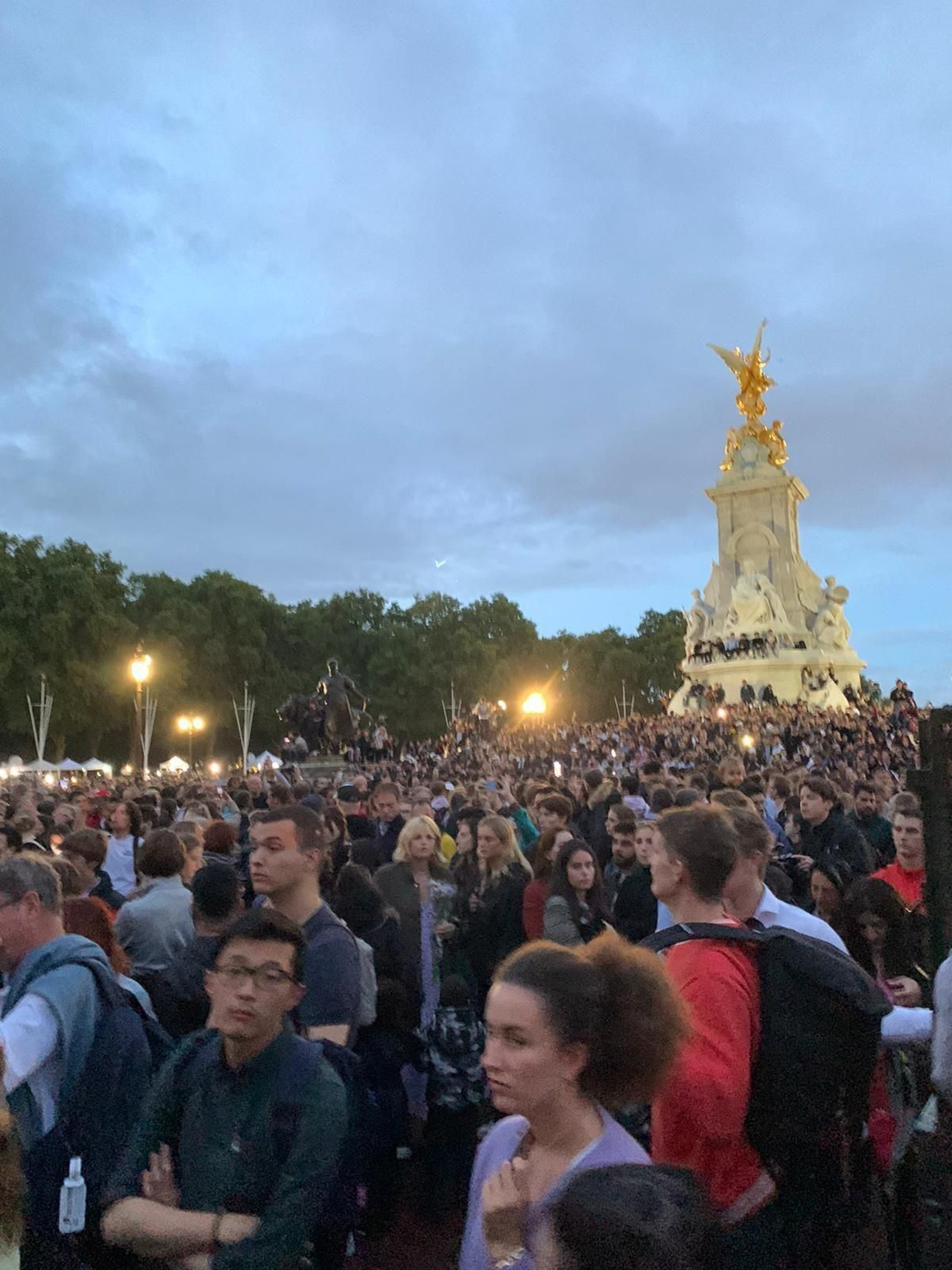 Los británicos acuden a Buckingham Palace tras el anuncio de la muerte de Isabel II