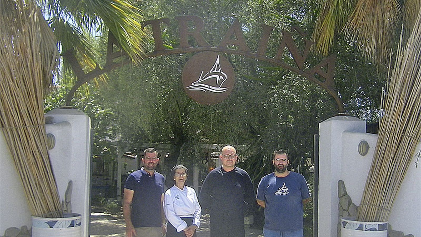 La familia Barrientos Montero a las puertas de su establecimiento