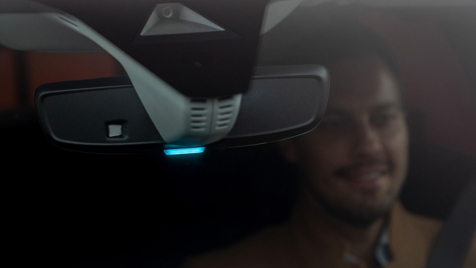 La combinación de asistentes a la conducción admite un nivel 2 de conducción autónoma. En los híbridos la luz azul señala cuándo están moviéndose con electricidad.