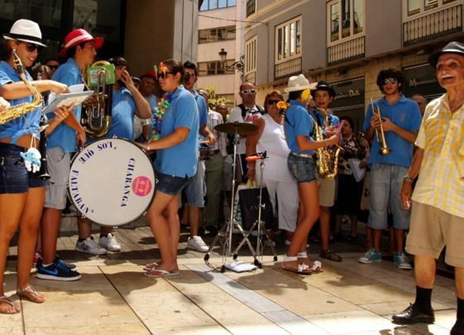 En calle Larios, la charanga Los que faltaban. 

Foto: Punto Press