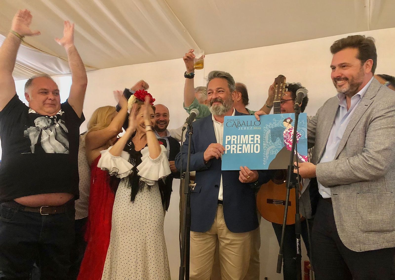 Rubén Pérez entrega a Nicolás Sosa, presidente de la Peña Buena Gente, el primer premio.