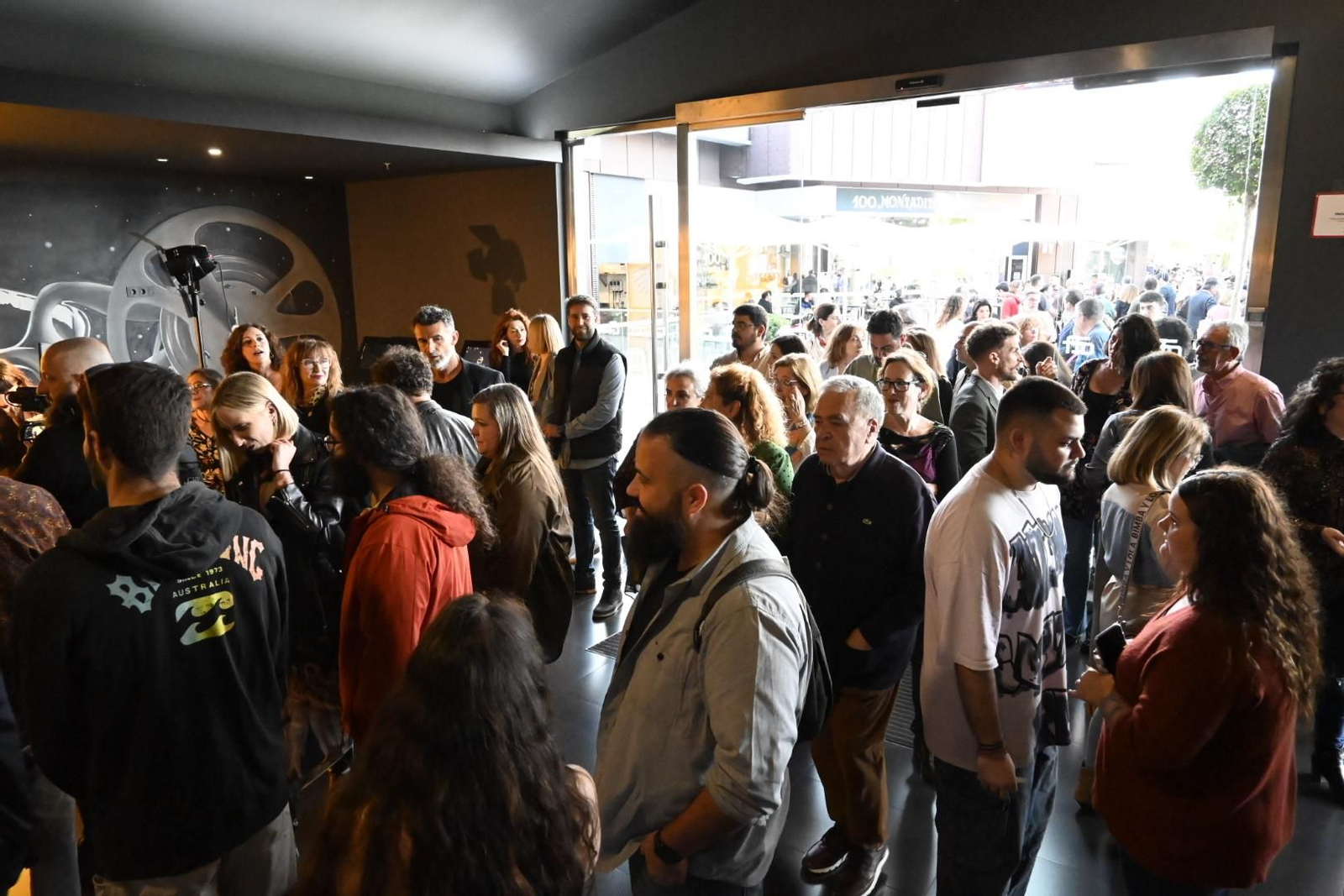 Estreno del cortometraje 'Carroña' del cineasta onubense Elías Pérez , en imágenes