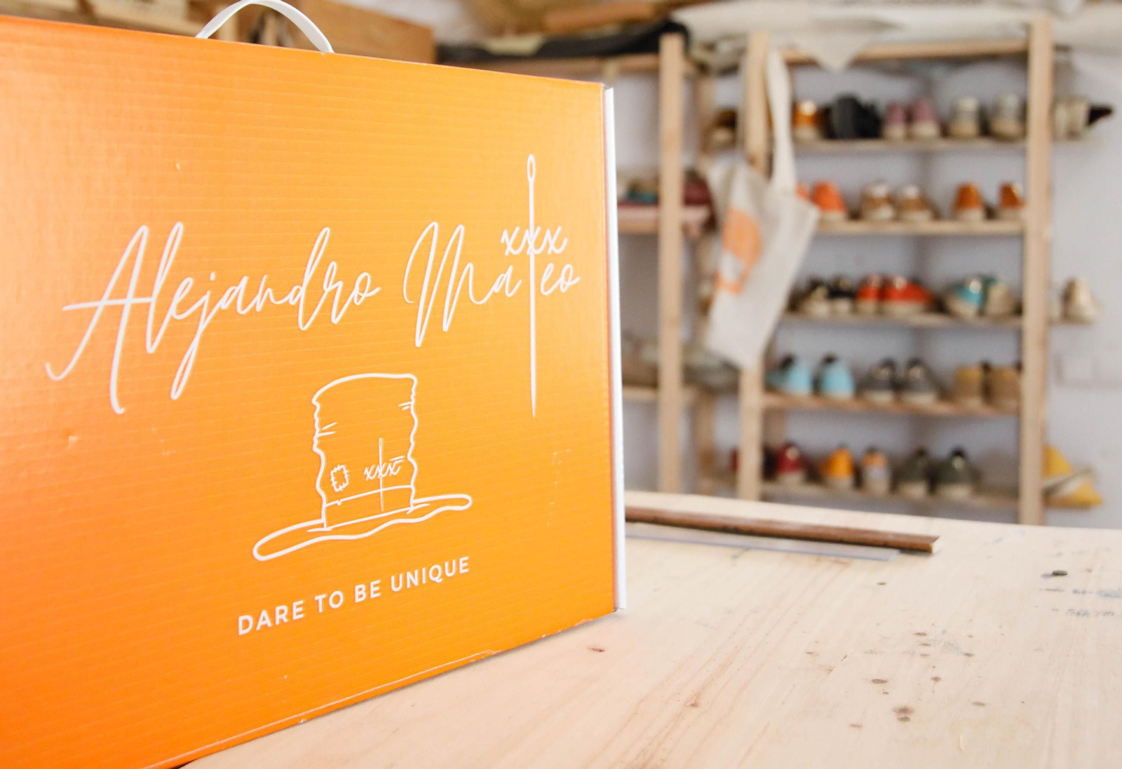 Imágenes del proceso creativo en sombreros de Alejandro Mateo