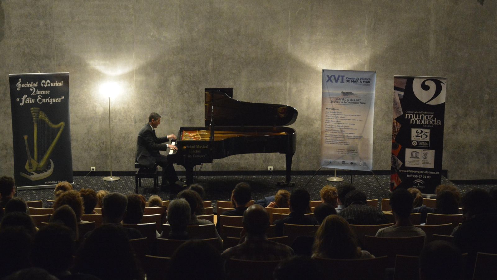 El profesor de piano Ángel Sanzo durante un concierto en el Palacio de Congresos de La Línea.