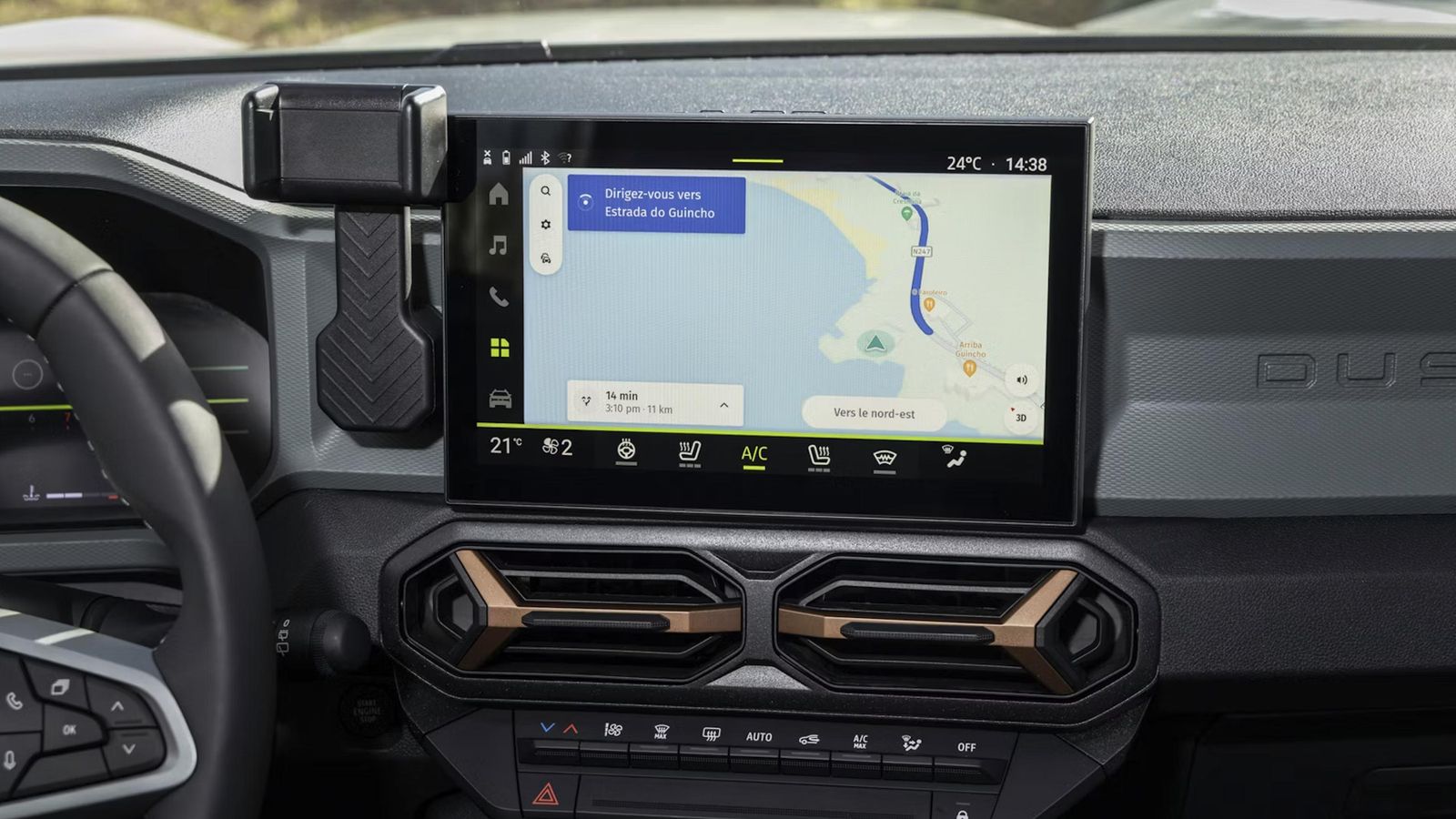 Junto a la pantalla central, que puede soportar un navegador en la más alta de sus definiciones, Dacia ha situado un soporte para el teléfono.