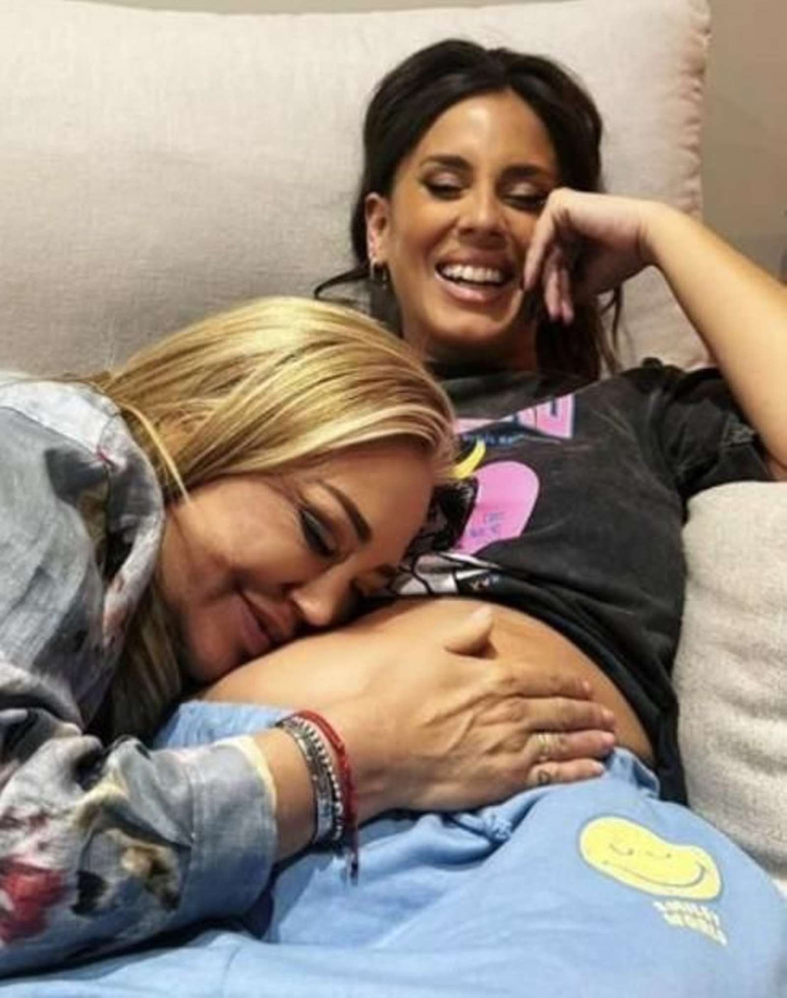 Belén Esteban abrazando la barriga de Anabel Pantoja, que está embarazada