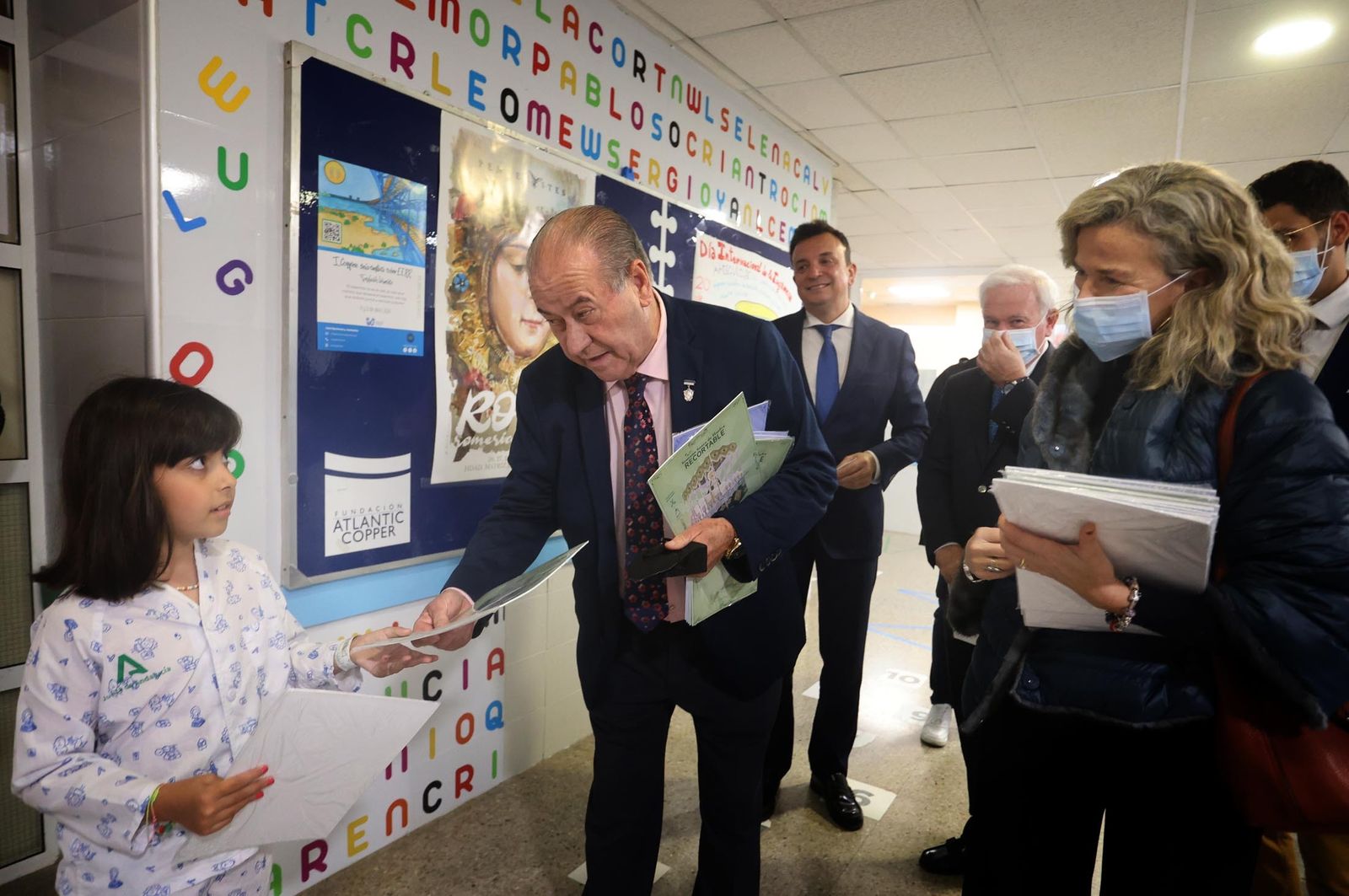 Imágenes de la entrega a los niños de la Unidad de Pediatría del Hospital Juan Ramón Jiménez de los recortables cofrades de la Semana Santa de Huelva
